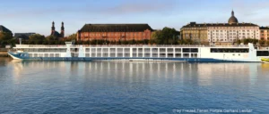 Mainz Wahrzeichen Mainzer Dom & Schloss Flusskreuzfahrtschiff am Rhein